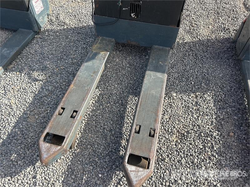 Toyota 8HBW23 Hand pallet truck