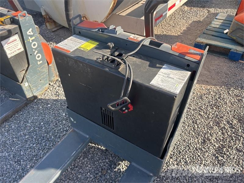 Toyota 8HBW23 Hand pallet truck