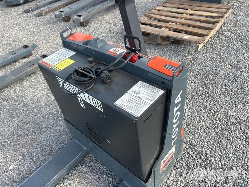 Toyota 8HBW23 Hand pallet truck