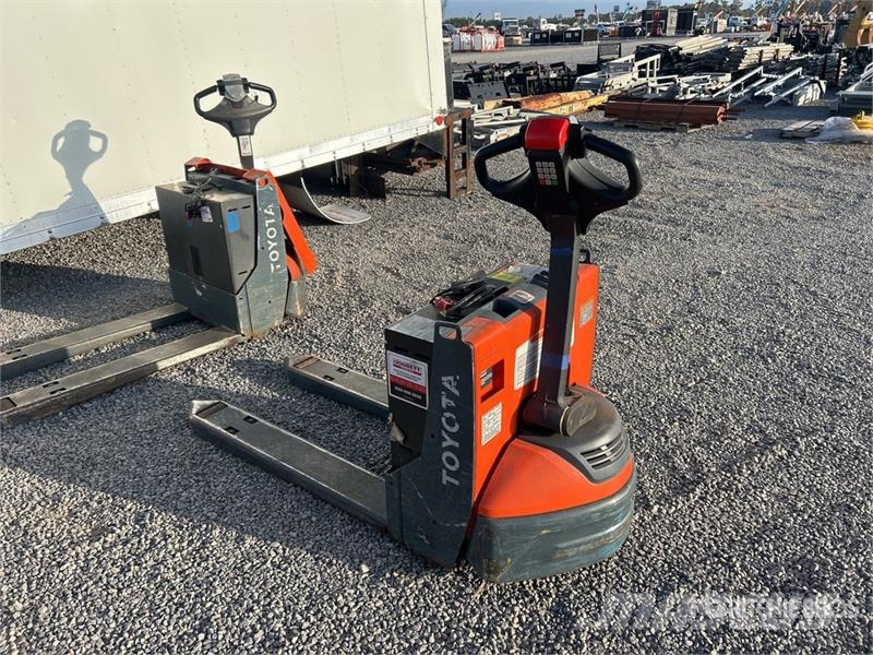 Toyota 8HBW23 Hand pallet truck