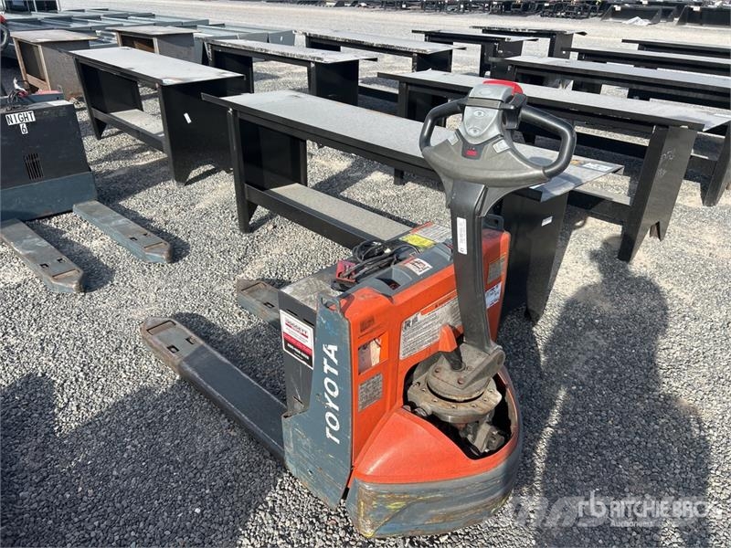 Toyota 8HBW23 Hand pallet truck