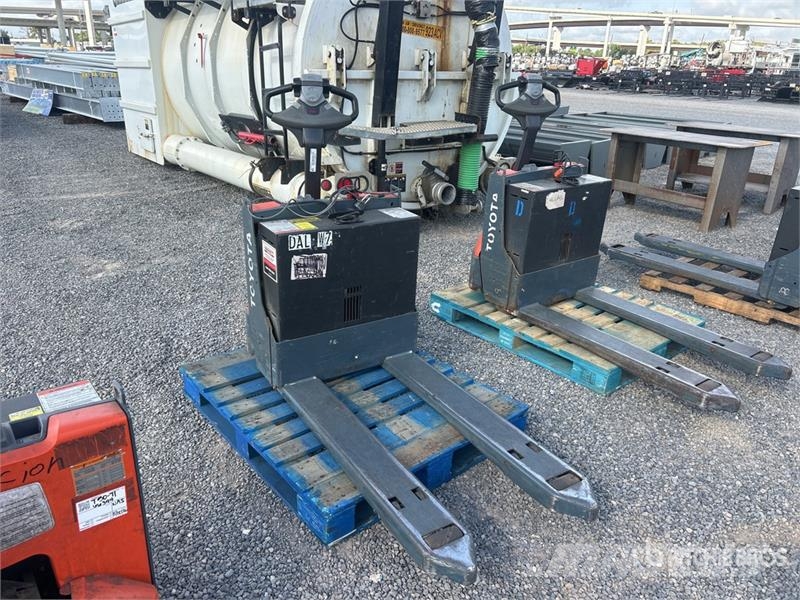 Toyota 8HBW23 Hand pallet truck