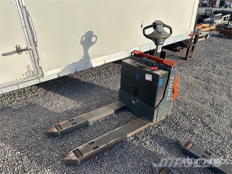 Toyota 8HBW23 Hand pallet truck