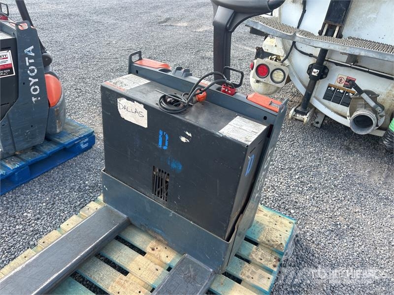 Toyota 8HBW23 Hand pallet truck