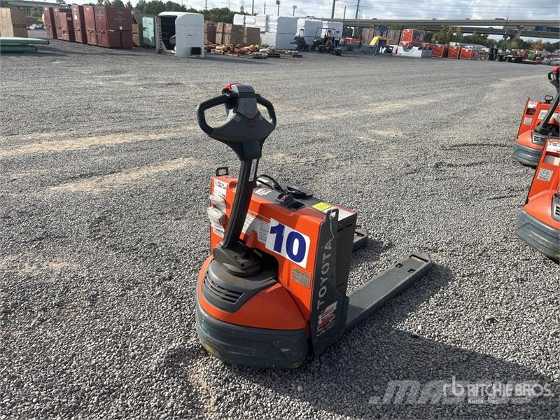 Toyota 8HBW23 Hand pallet truck
