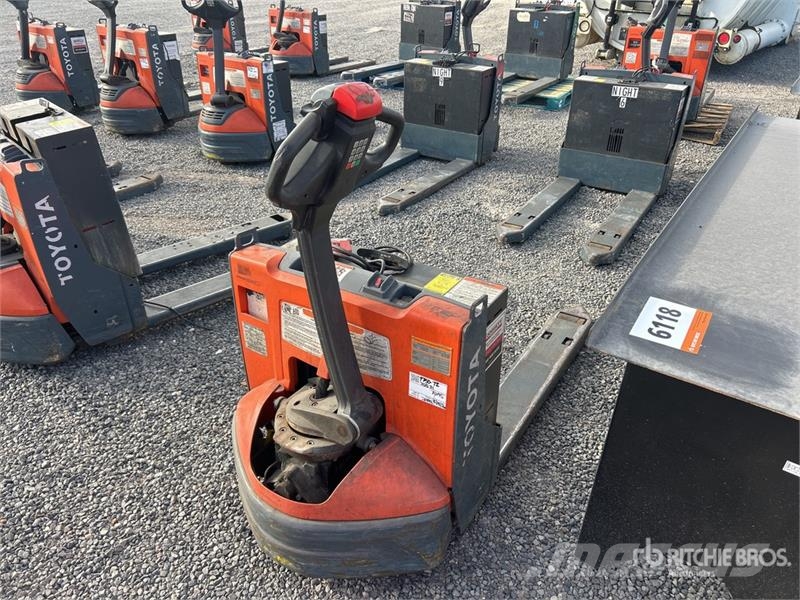 Toyota 8HBW23 Hand pallet truck