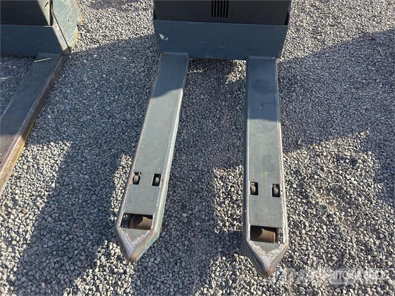 Toyota 8HBW23 Hand pallet truck