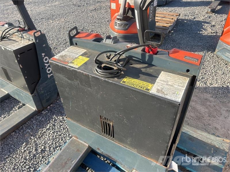 Toyota 8HBW23 Hand pallet truck