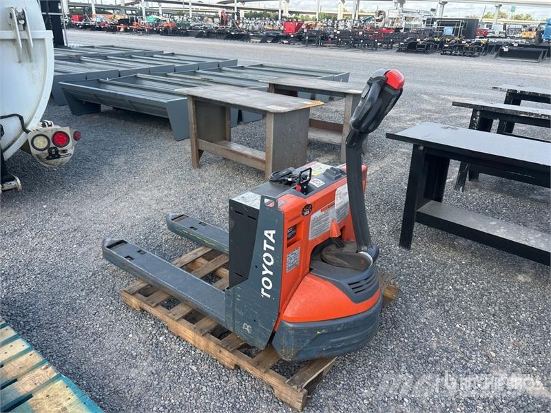Toyota 8HBW23 Hand pallet truck