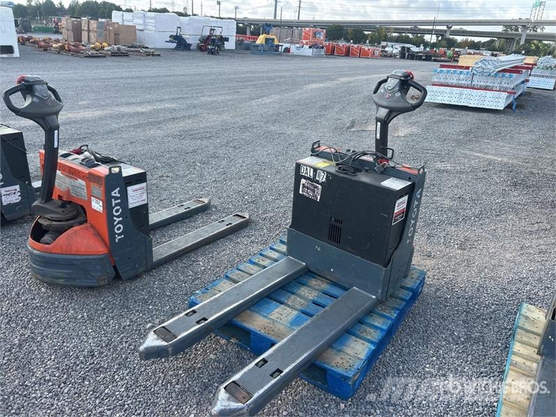 Toyota 8HBW23 Hand pallet truck