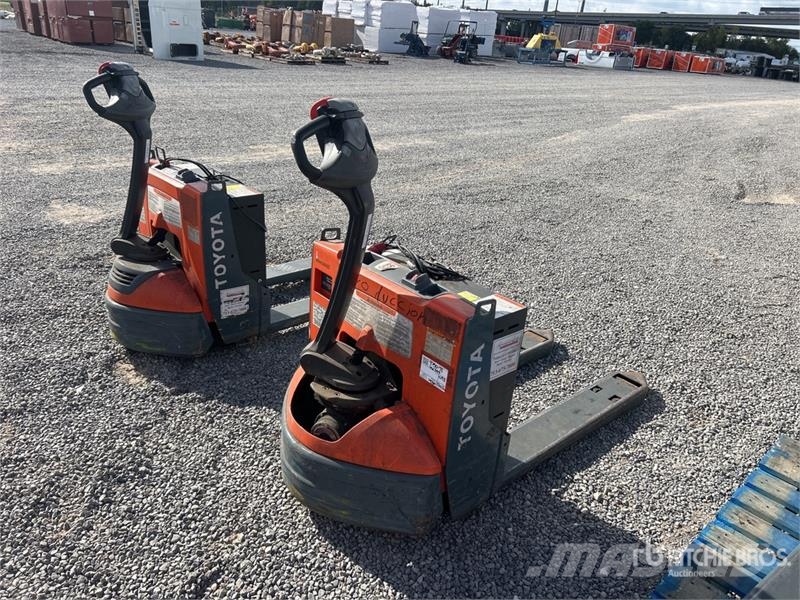 Toyota 8HBW23 Hand pallet truck