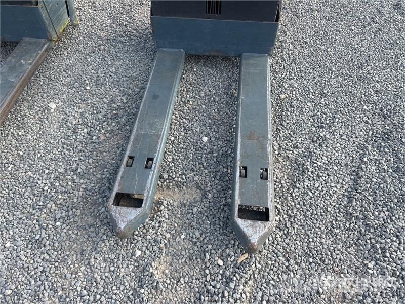 Toyota 8HBW23 Hand pallet truck