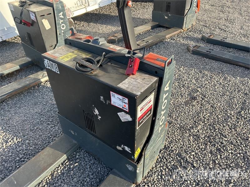 Toyota 8HBW23 Hand pallet truck
