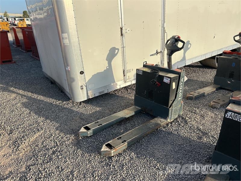 Toyota 8HBW23 Hand pallet truck
