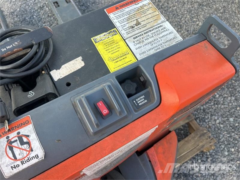Toyota 8HBW23 Hand pallet truck