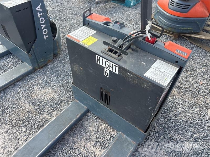 Toyota 8HBW23 Hand pallet truck