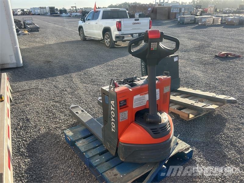 Toyota 8HBW23 Hand pallet truck