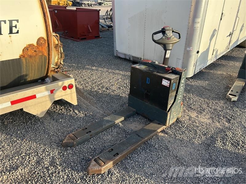 Toyota 8HBW23 Hand pallet truck