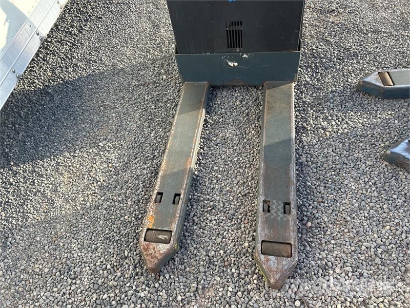 Toyota 8HBW23 Hand pallet truck