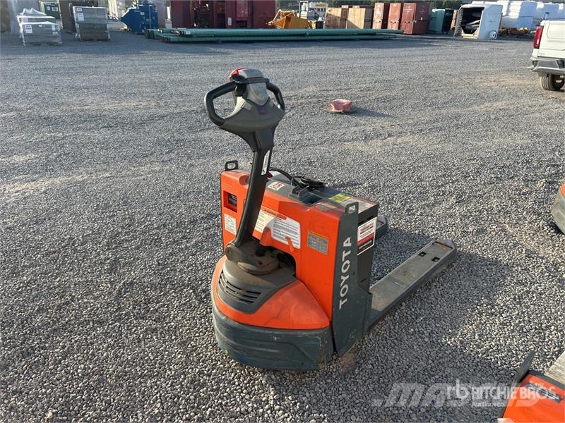 Toyota 8HBW23 Hand pallet truck