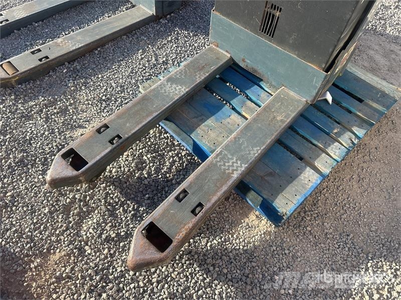 Toyota 8HBW23 Hand pallet truck