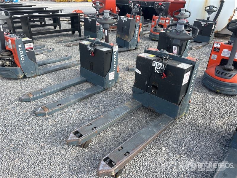 Toyota 8HBW23 Hand pallet truck