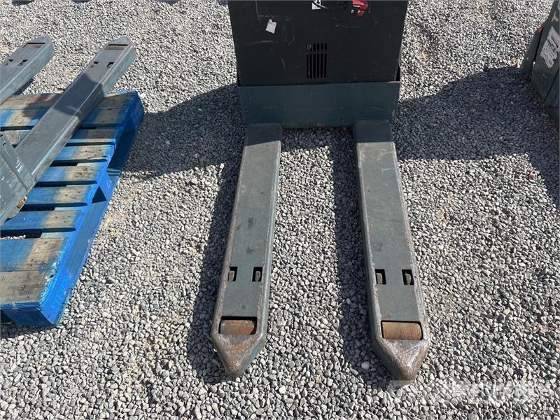 Toyota 8HBW23 Hand pallet truck