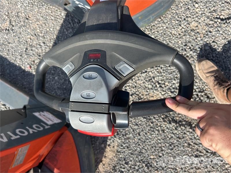 Toyota 8HBW23 Hand pallet truck