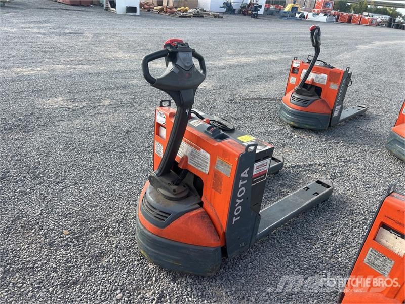 Toyota 8HBW23 Hand pallet truck