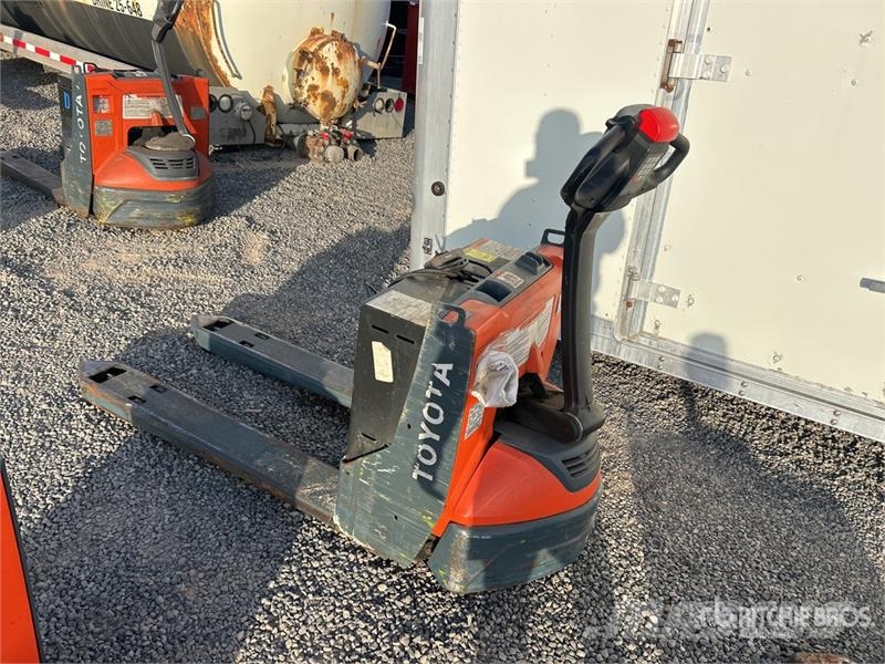 Toyota 8HBW23 Hand pallet truck