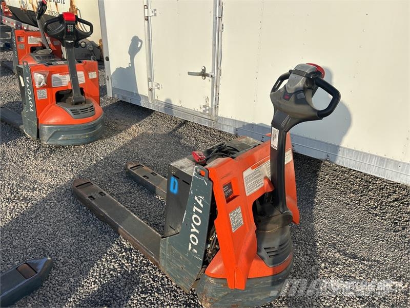 Toyota 8HBW23 Hand pallet truck