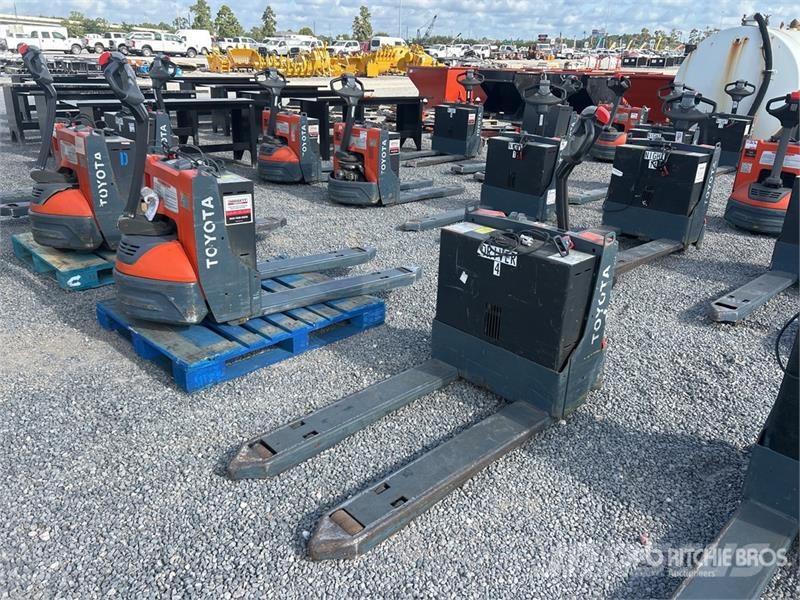 Toyota 8HBW23 Hand pallet truck