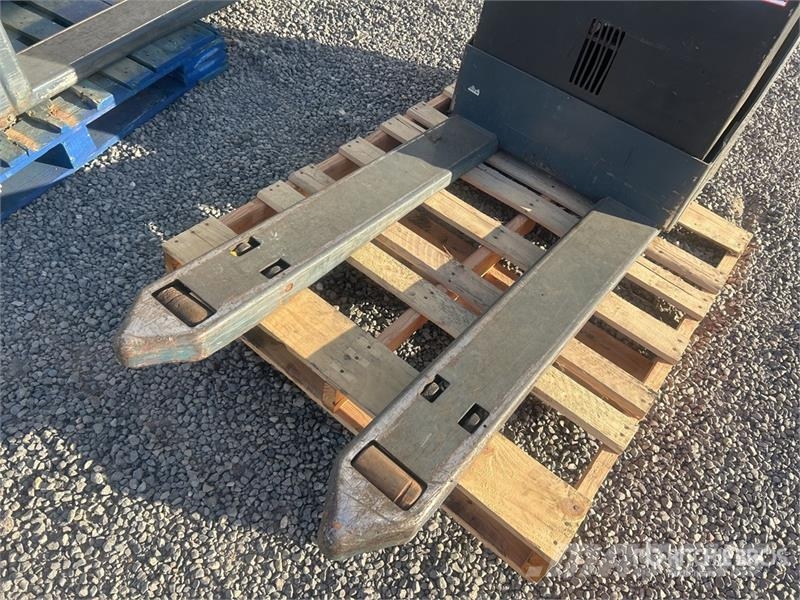 Toyota 8HBW23 Hand pallet truck