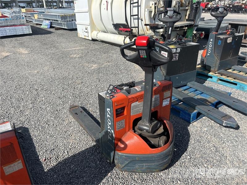 Toyota 8HBW23 Hand pallet truck
