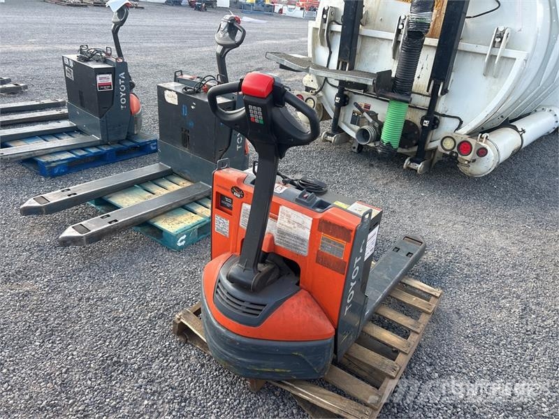 Toyota 8HBW23 Hand pallet truck