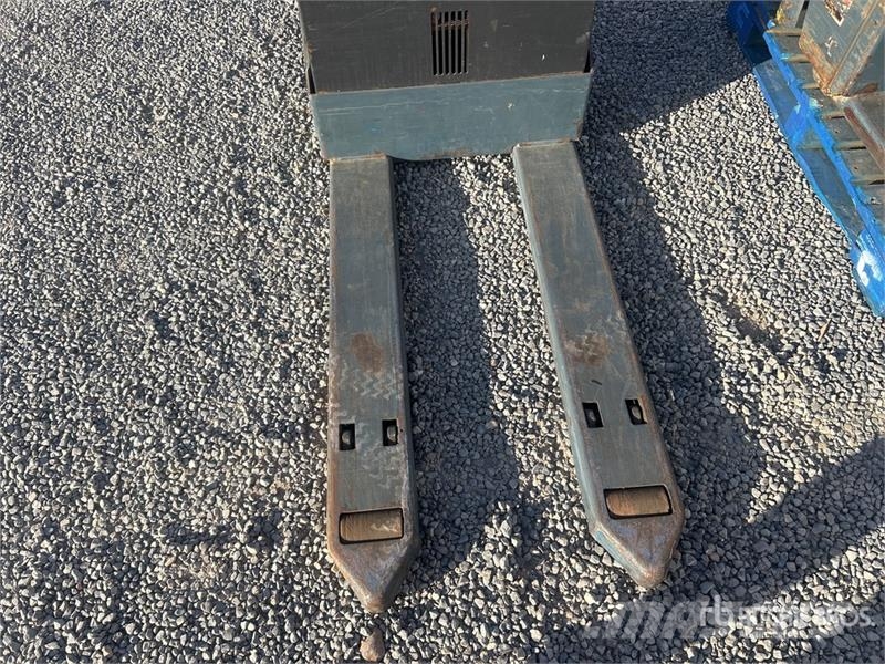 Toyota 8HBW23 Hand pallet truck