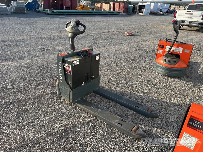 Toyota 8HBW23 Hand pallet truck