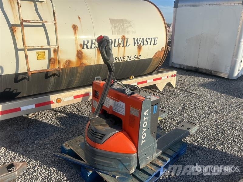 Toyota 8HBW23 Hand pallet truck