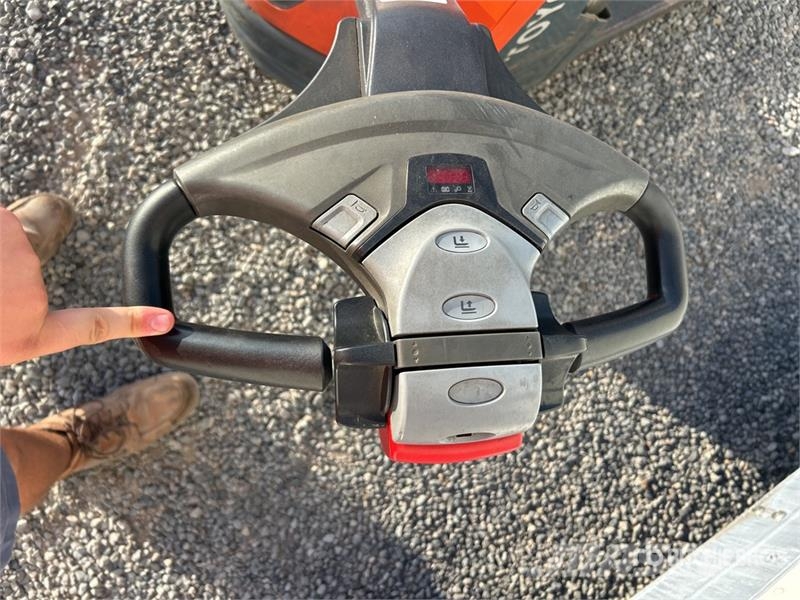 Toyota 8HBW23 Hand pallet truck