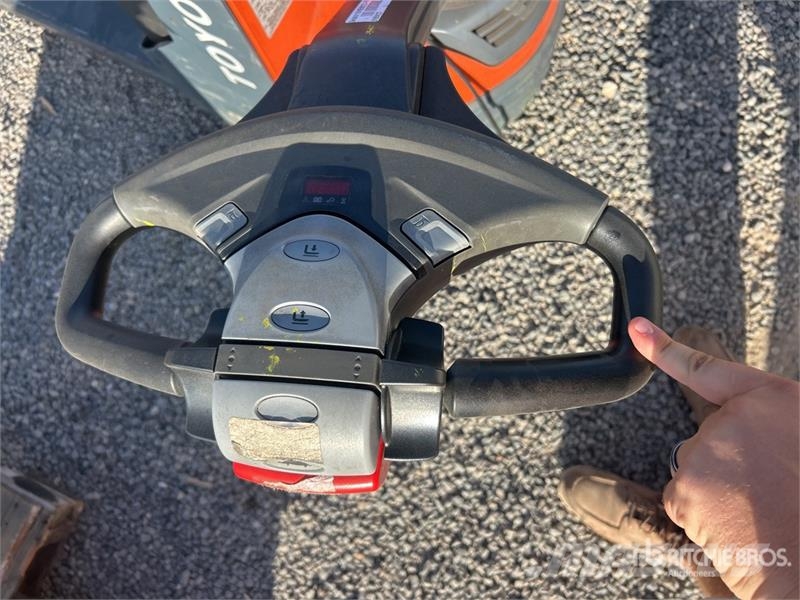 Toyota 8HBW23 Hand pallet truck