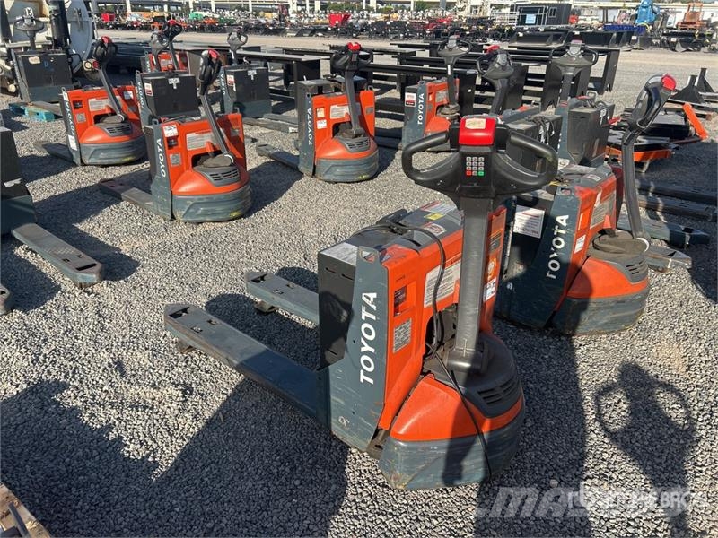 Toyota 8HBW23 Hand pallet truck
