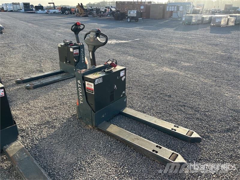 Toyota 8HBW23 Hand pallet truck