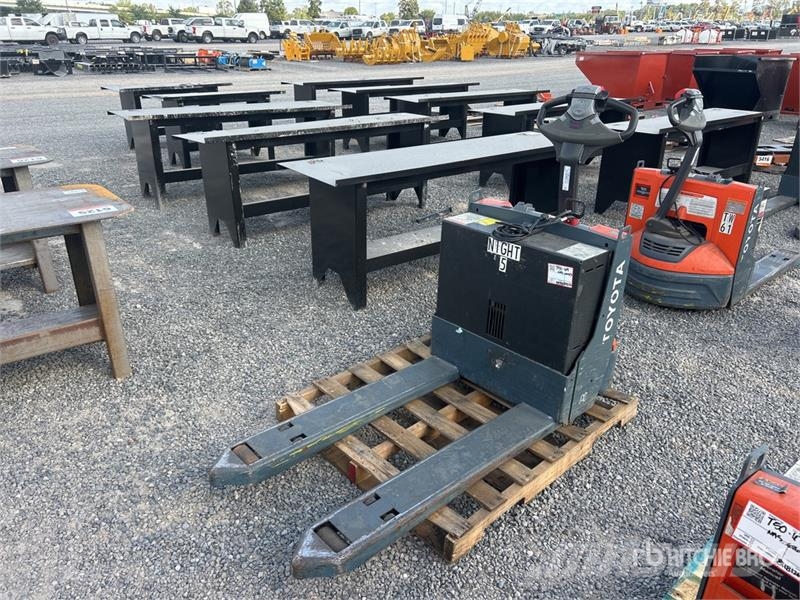 Toyota 8HBW23 Hand pallet truck
