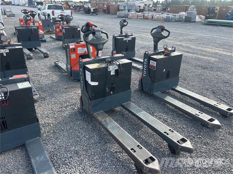 Toyota 8HBW23 Hand pallet truck