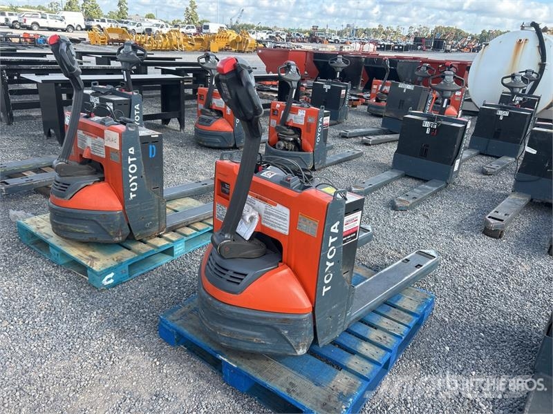 Toyota 8HBW23 Hand pallet truck