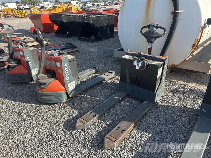 Toyota 8HBW23 Hand pallet truck