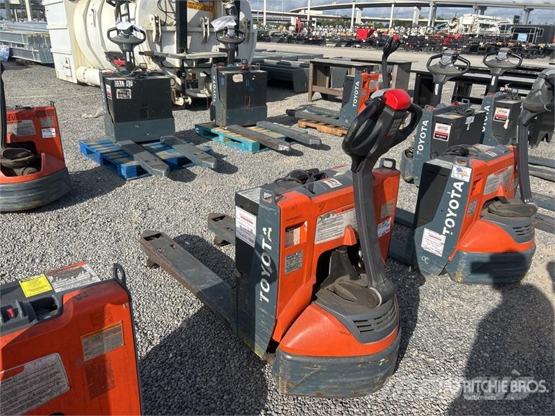 Toyota 8HBW23 Hand pallet truck