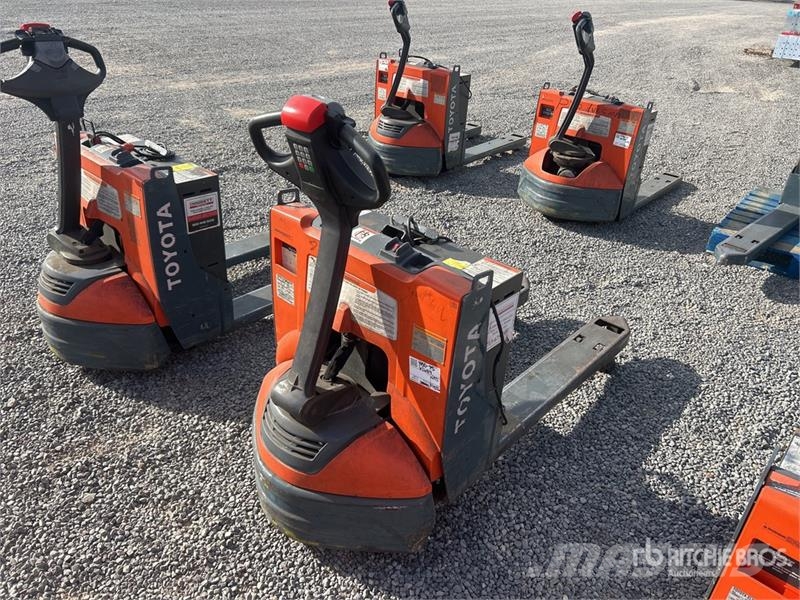 Toyota 8HBW23 Hand pallet truck