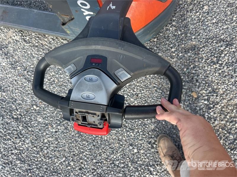 Toyota 8HBW23 Hand pallet truck