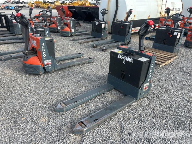 Toyota 8HBW23 Hand pallet truck